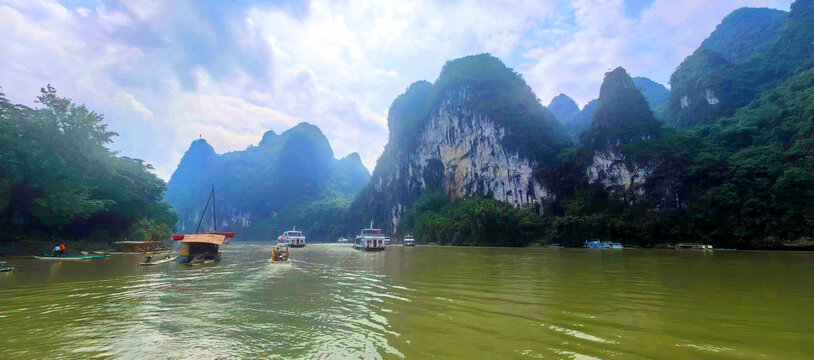 漓江山水间的船只风景