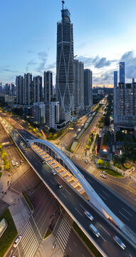 城市高架桥与摩天大楼景观