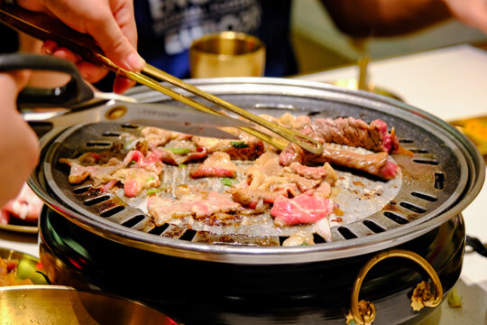 炭火上的美味烤肉瞬间