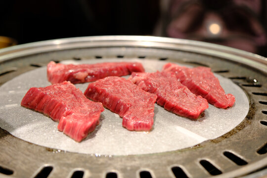 烤盘上的鲜嫩牛肉片