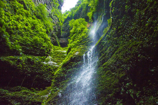 山涧飞瀑