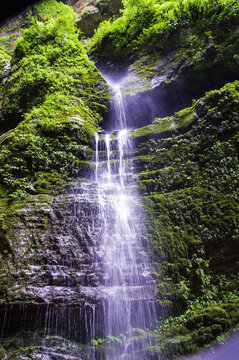 山涧飞瀑
