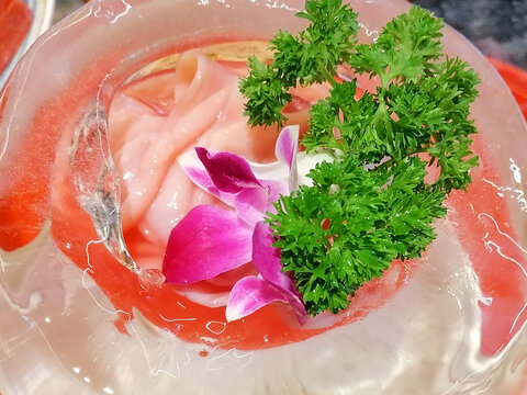 一份冰钵盛装的火锅配菜鸭肠