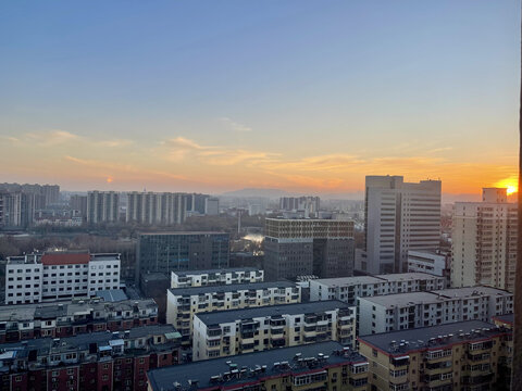 城市日落时分的建筑景观天际线浪漫