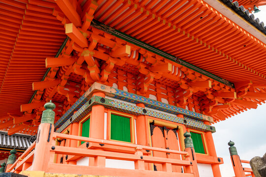 日式古建橙红飞檐细节