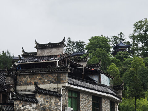 灰蒙下的古建层叠