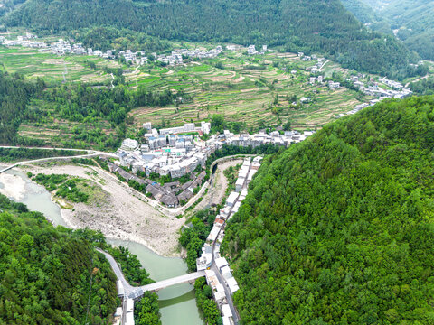 青山环绕的秀丽乡村风光