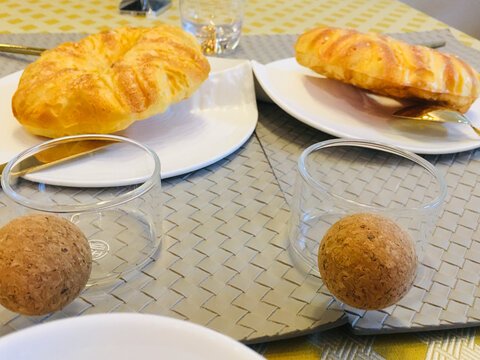 精致餐点与餐具的优雅组合