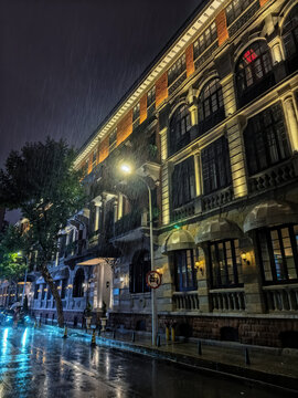 雨夜中的欧式民国建筑巴公房子