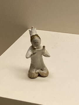 跪坐戴冠的古老陶制人像