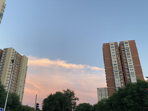 城市高楼间的绚烂晚霞