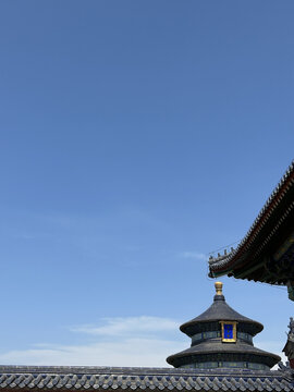 中式古建筑屋檐与塔尖景致