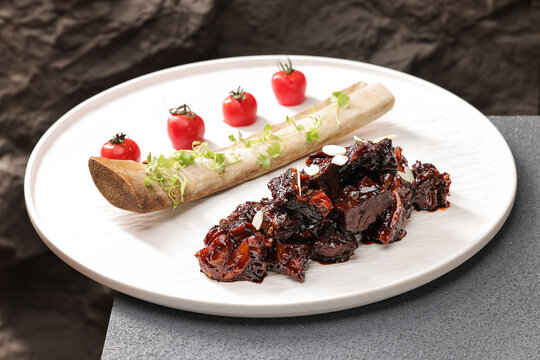 精致摆盘的美味红烧牛肉