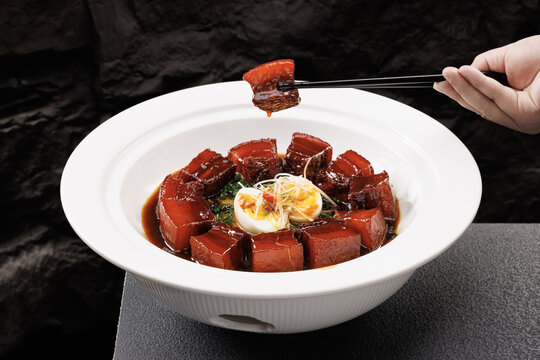溏心蛋红烧肉