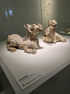 彩绘陶翼兽