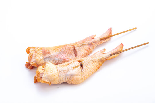 两串新鲜生烤鸡翅肉串