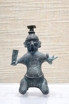 勉县博物馆红庙乡出土古代灯具东汉铜跪俑灯