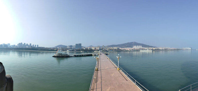 海滨长栈道与城市风光