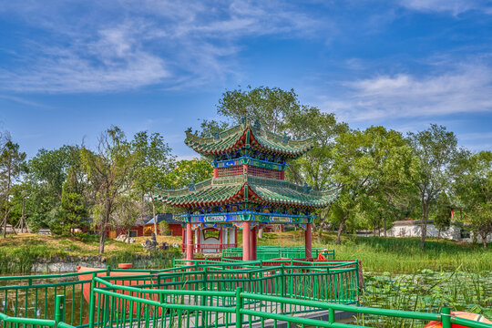 中式凉亭湖畔美景