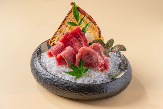 新鲜金枪鱼刺身摆盘