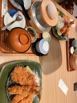 日式炸物与多样餐具组合
