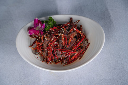 香辣牛肉配红椒与花饰