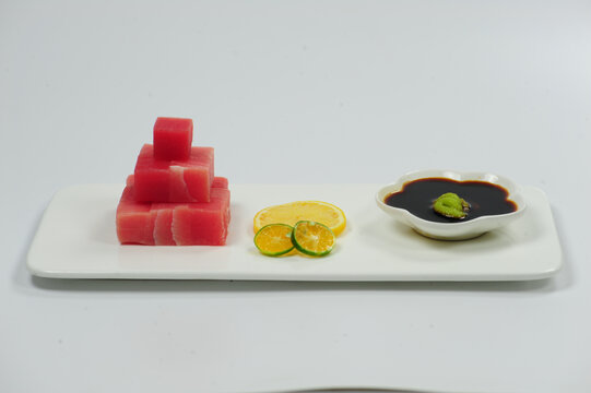 精致金枪鱼刺身摆盘