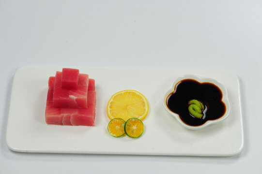 新鲜金枪鱼刺身配柠檬酱油