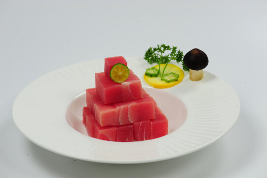 精致摆盘的金枪鱼刺身
