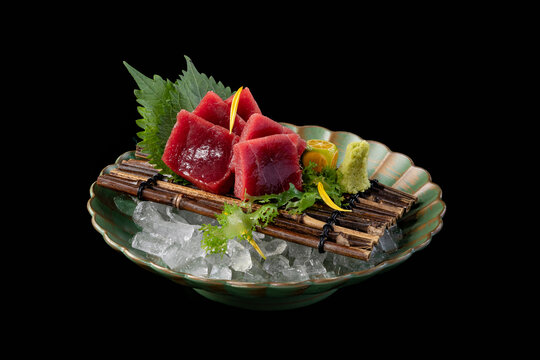 精致金枪鱼刺身摆盘