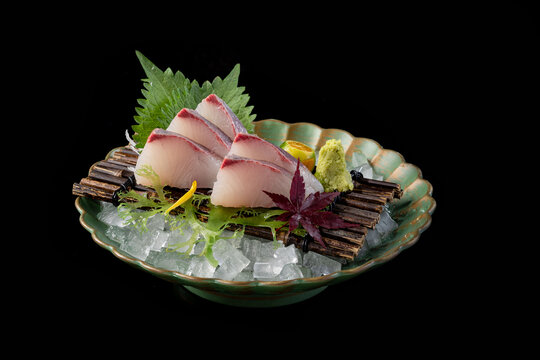 精致摆盘的金枪鱼刺身