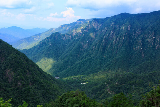 杭州大明山青山叠翠的山间美景