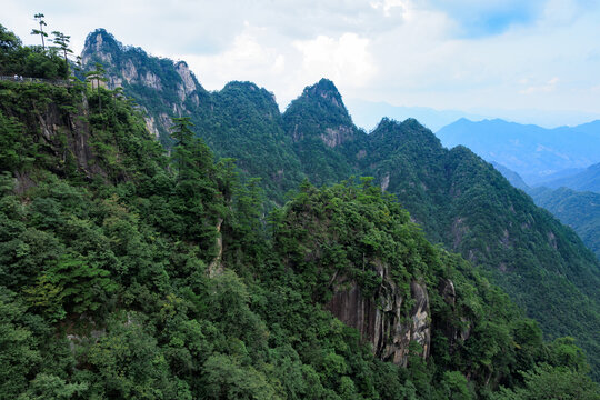 杭州大明山青山叠翠的壮美山峦风光