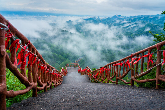 湖南通道万佛山云雾缭绕的登山栈道