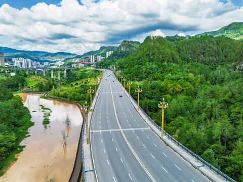青山绿水间的宽阔公路