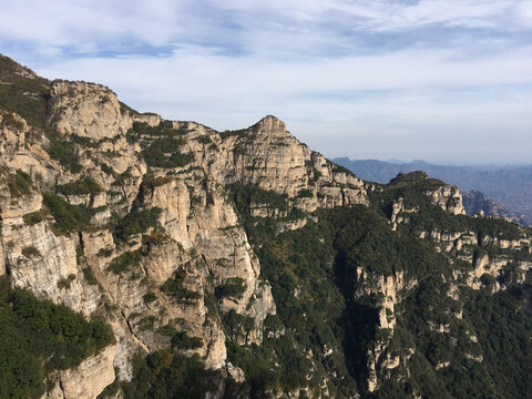 白石山壮丽巍峨的高山景观