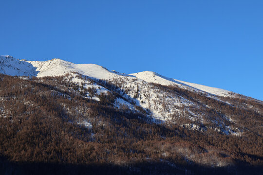 中国冬季新疆蓝天雪山寒冷自然风景
