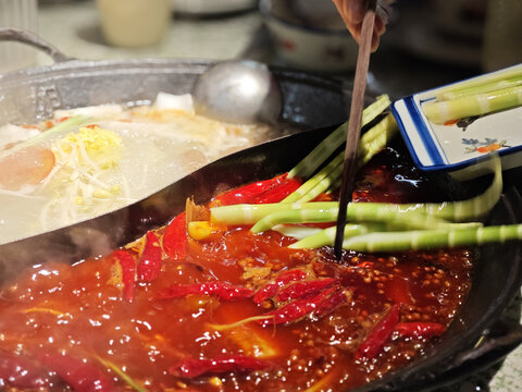 中式美食麻辣鸳鸯火锅红白汤沸腾特写