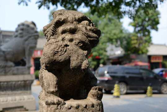 碑林博物院古朴石狮子街头景致