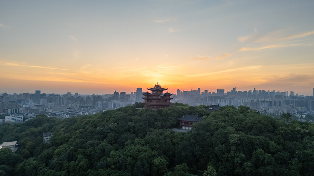 日出下的城隍阁古塔与城市风光