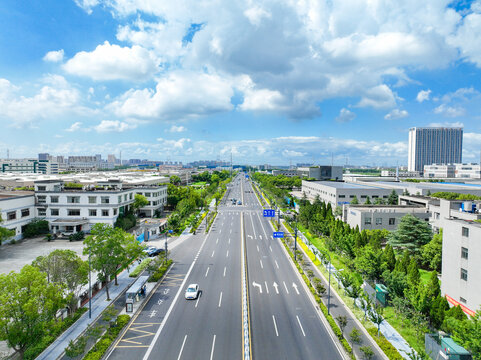城市宽阔公路与周边景致航拍