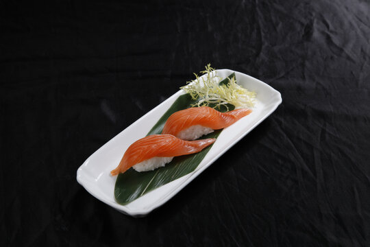 新鲜美味的三文鱼手握寿司