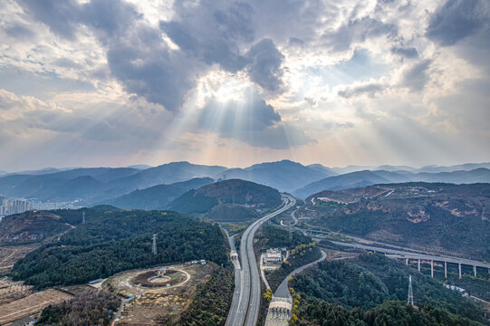 光影下的山路奇观