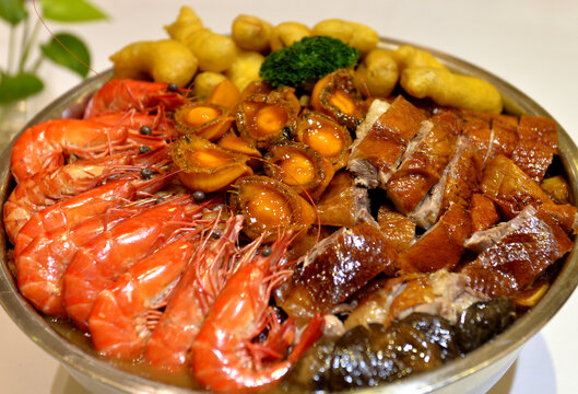 丰盛海鲜肉类拼盘大盆菜