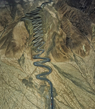 蜿蜒盘旋的山间公路