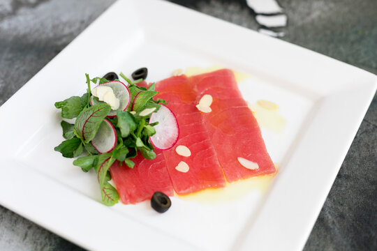 精致摆盘的金枪鱼刺身