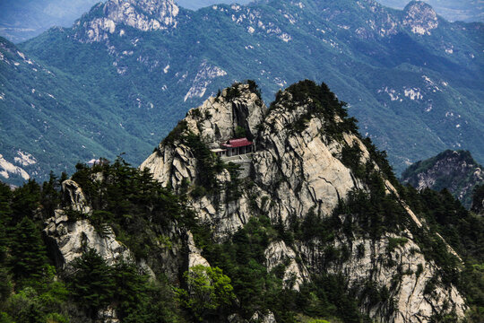 山巅孤亭壮美山峦风光