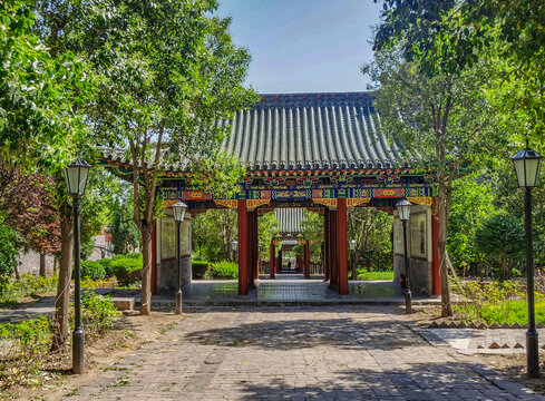 中式园林中层层叠叠的厅院
