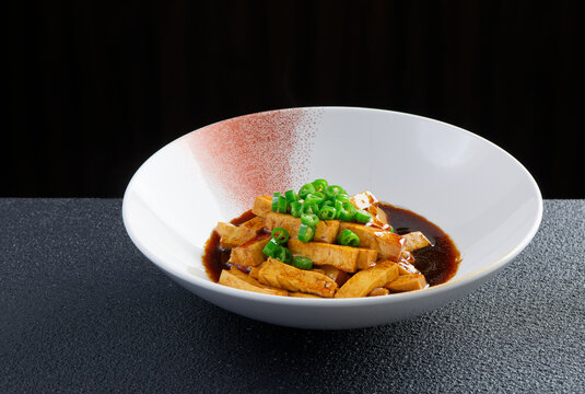 美味酱汁浇汁豆腐菜肴