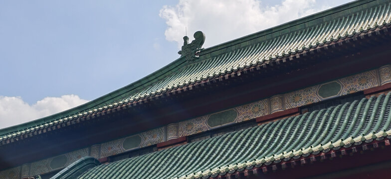 中式古建筑的精美屋顶一角